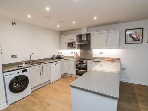Cottage | Private kitchen | Fridge, microwave, dishwasher, electric kettle