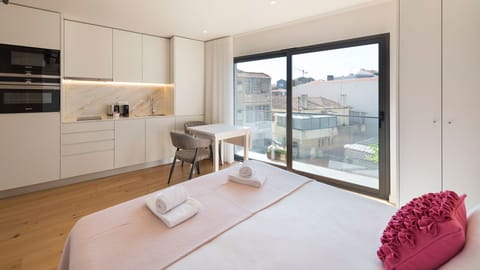 Sleek kitchenette and a lovely dining spot flooded with natural light — enjoy your breakfast with a city view.
#ModernStudio #NaturalLight #PortoViews #MinimalDesign