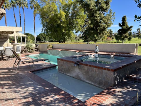 Heated pool & jacuzzi 