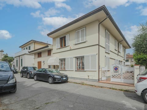 Wheel, Cloud, Sky, Car, Vehicle, Building