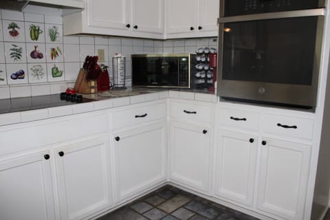 Eat in kitchen with new appliances 
All the attention utensils you need to cook 