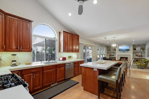 Fully Equipped Kitchen with Dishwasher and Oven/Stove