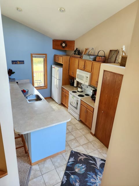 Nicely appointed fully stocked kitchen