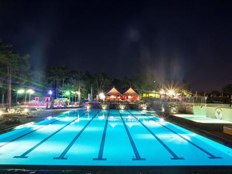 Water, Plant, Sky, Swimming Pool, Building, Nature, Azure, Tree, Architecture, Leisure