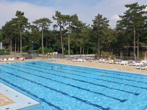 Water, Sky, Swimming Pool, Cloud, Tree, Leisure, Composite Material, Rectangle, Sports
