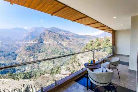 Luxury Suite Mountain View Room with Private Balcony | Terrace/patio