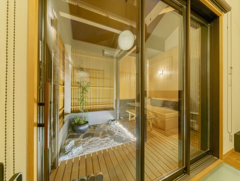 Deluxe House | Bathroom | Separate tub and shower, free toiletries, hair dryer, bidet