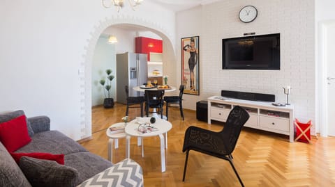 Apartment | Living area | 127-cm TV with cable channels