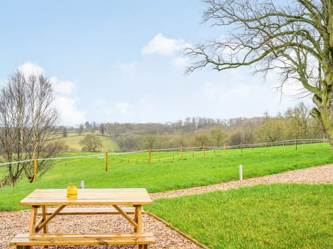 Sitting-out-area | Holdenby - Steepleton Lodge Farm, East Haddon