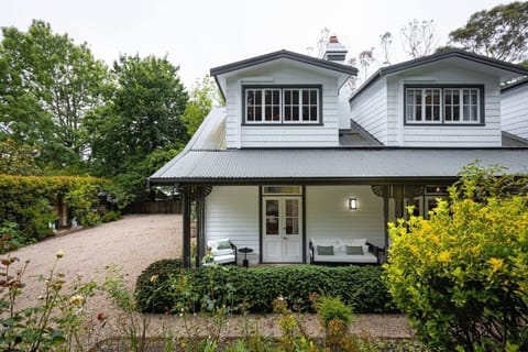 Villa Northcote in established Leura gardens