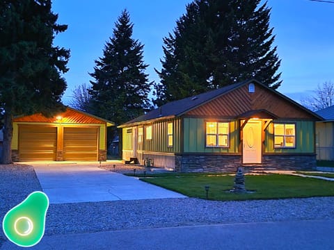 Avocado Abode fully remodeled in 2022! Home, shop + den downstairs!