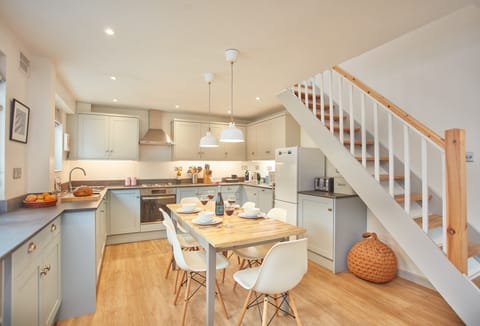3 Overcliff, Port Isaac. Ground floor: Kitchen with electric oven and hob, Nespresso coffee machine, washer/dryer and dining table seating eight guests.