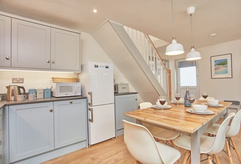 3 Overcliff, Port Isaac. Ground floor: Kitchen, cook up a feast for family and friends