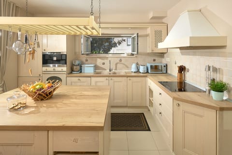 Deluxe Villa | Private kitchen | Full-size fridge, microwave, oven, stovetop