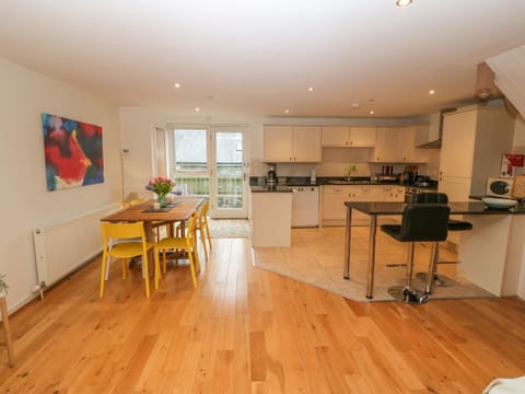 Cottage | Private kitchen | Fridge, dishwasher, electric kettle, toaster