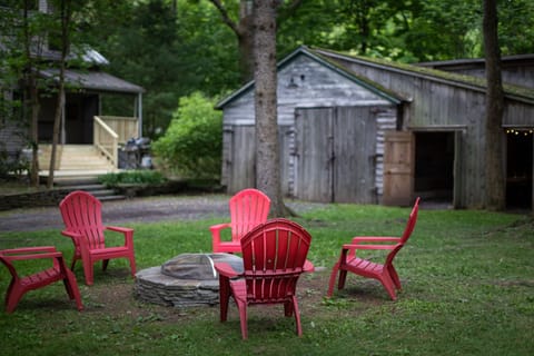 Backyard fire pit for s'mores and starlit nights. Family friendly.