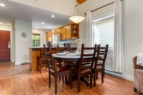 Enjoy meals in comfort & style