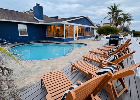 Lounge with friends!