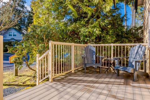 Front deck-great spot for morning coffee