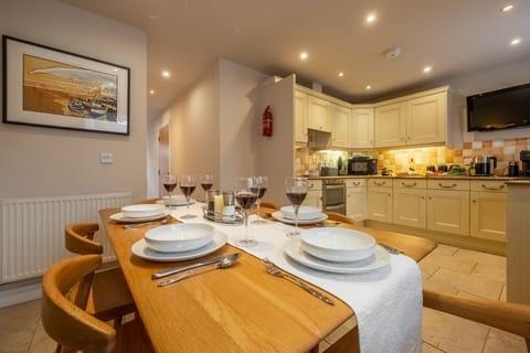 Blue Sky, Wells-next-the-Sea: Looking to the kitchen from the dining table