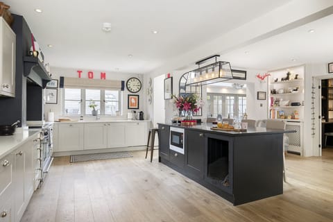 Honeysuckle House Kitchen - StayCotswold