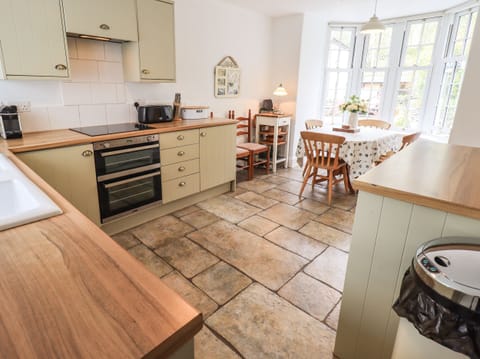 Cottage | Private kitchen | Fridge, dishwasher, electric kettle, toaster