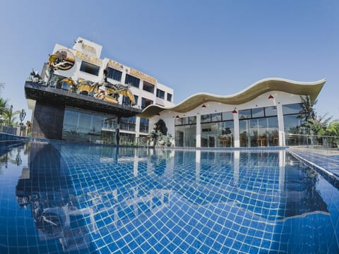 2 outdoor pools, sun loungers