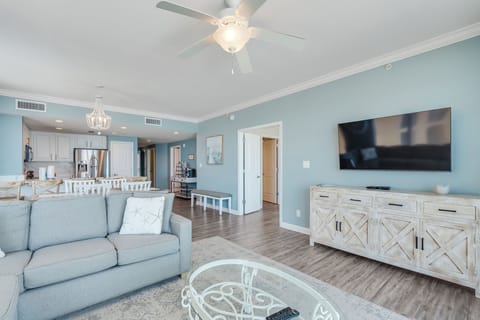 Spacious Oceanfront Lounge