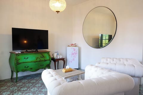 Junior Room | Living area | 32-inch LED TV with cable channels, TV