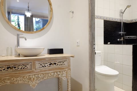 Deluxe Pool Side | Bathroom | Shower, hair dryer, towels