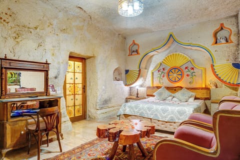 Deluxe Kaya Oda- Jakuzili-106 | Premium bedding, blackout drapes, soundproofing, iron/ironing board