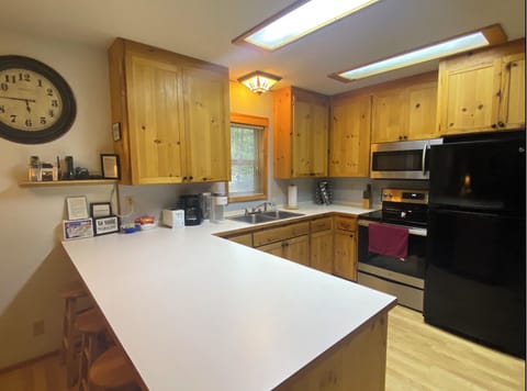 Spacious cabin kitchen with bar seating, dishwasher, Keurig, crock pot.