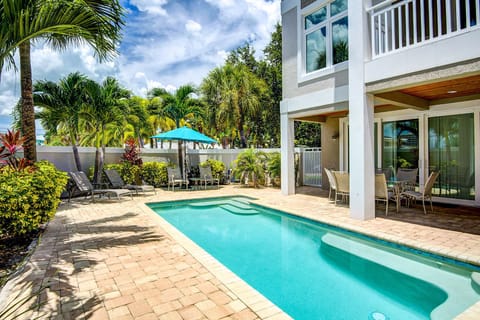 BACKYARD OASIS WITH PRIVATE POOL