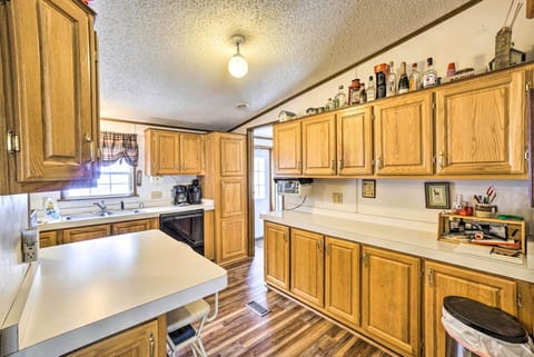 Kitchen | Paper Towels/Trash Bags Provided