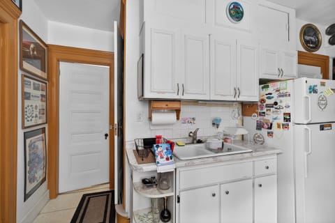 Full-size fridge, microwave, coffee/tea maker, toaster