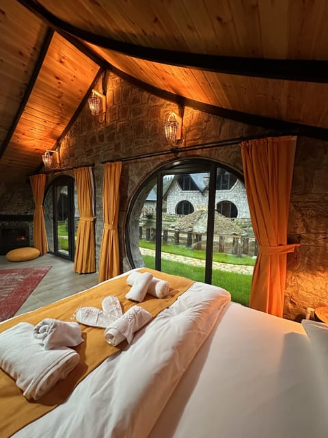 Luxury Bungalow | Desk, free WiFi, bed sheets