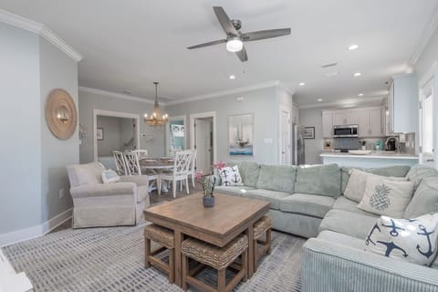 Living Area - The open living area features plenty of comfortable seating and is a great space for relaxing and unwinding.