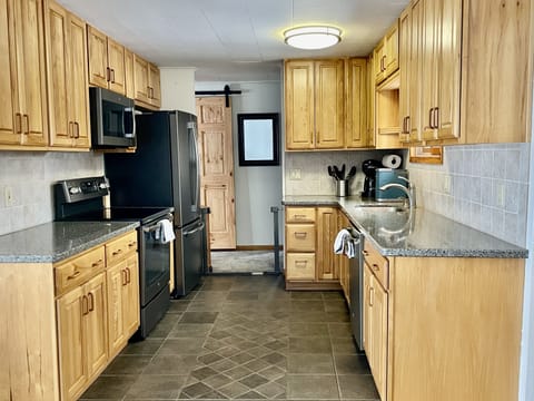 Fully equipped kitchen includes coffee maker and single cup Keurig machine
