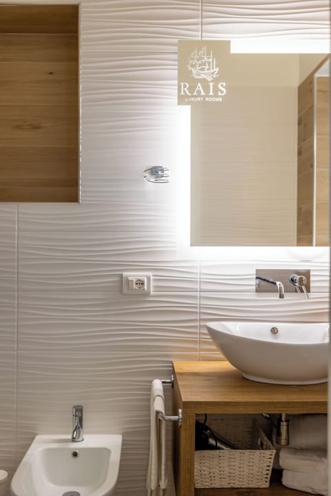 Standard Double Room | Bathroom | Shower, rainfall showerhead, hair dryer, bidet