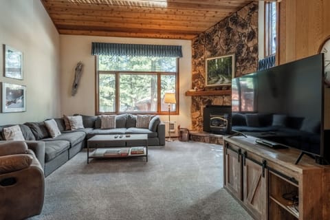 Living Room, Flat Screen TV, Fireplace(Pellet Stove)
