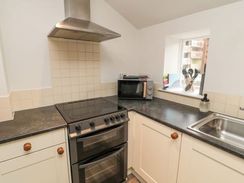 Cottage | Private kitchen | Fridge, electric kettle, toaster, cookware/dishes/utensils