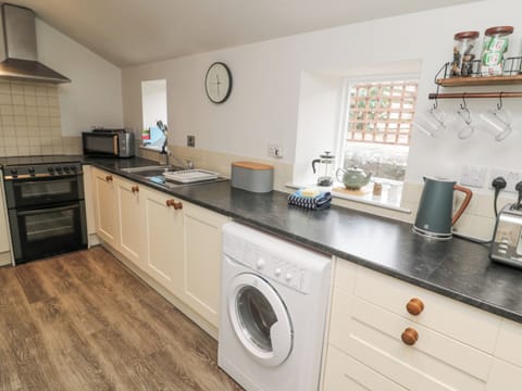 Cottage | Private kitchen | Fridge, electric kettle, toaster, cookware/dishes/utensils