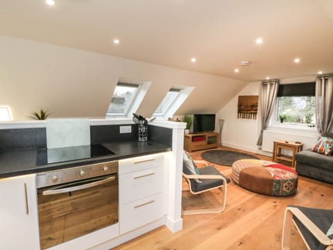 Cottage | Private kitchen | Fridge, electric kettle, toaster, cookware/dishes/utensils