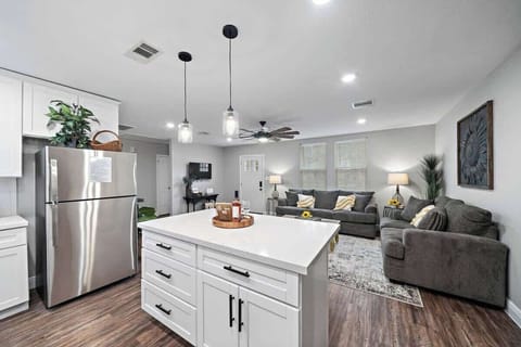 Kitchen: Sleek design meets modern flair—perfect for culinary adventures and gatherings!