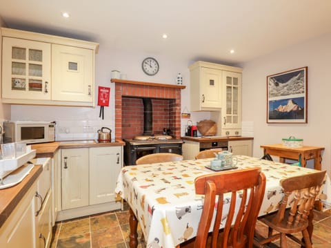 Cottage | Private kitchen | Fridge, electric kettle, toaster, cookware/dishes/utensils