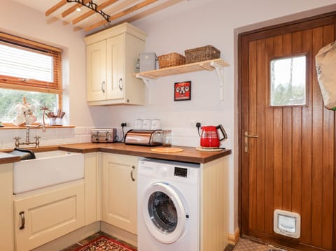 Cottage | Private kitchen | Fridge, electric kettle, toaster, cookware/dishes/utensils