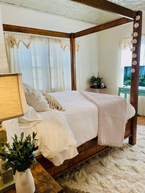 Lounge in luxury w/ 4 poster bed, 15" mattress, hotel bedding & beautiful decor.