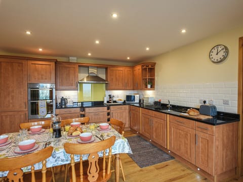 Kitchen/diner | Yr Hen Feudy at Pentre Farm, Llansilin, Oswestry