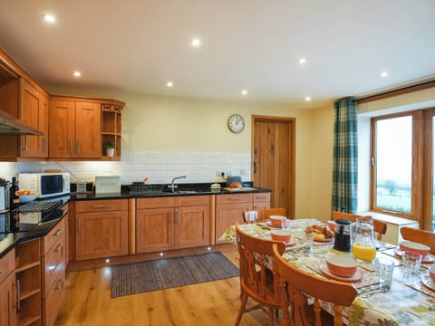 Kitchen/diner | Yr Hen Feudy at Pentre Farm, Llansilin, Oswestry