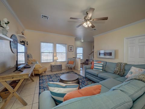 Livingroom with smart TV, Wifi, electric fire place